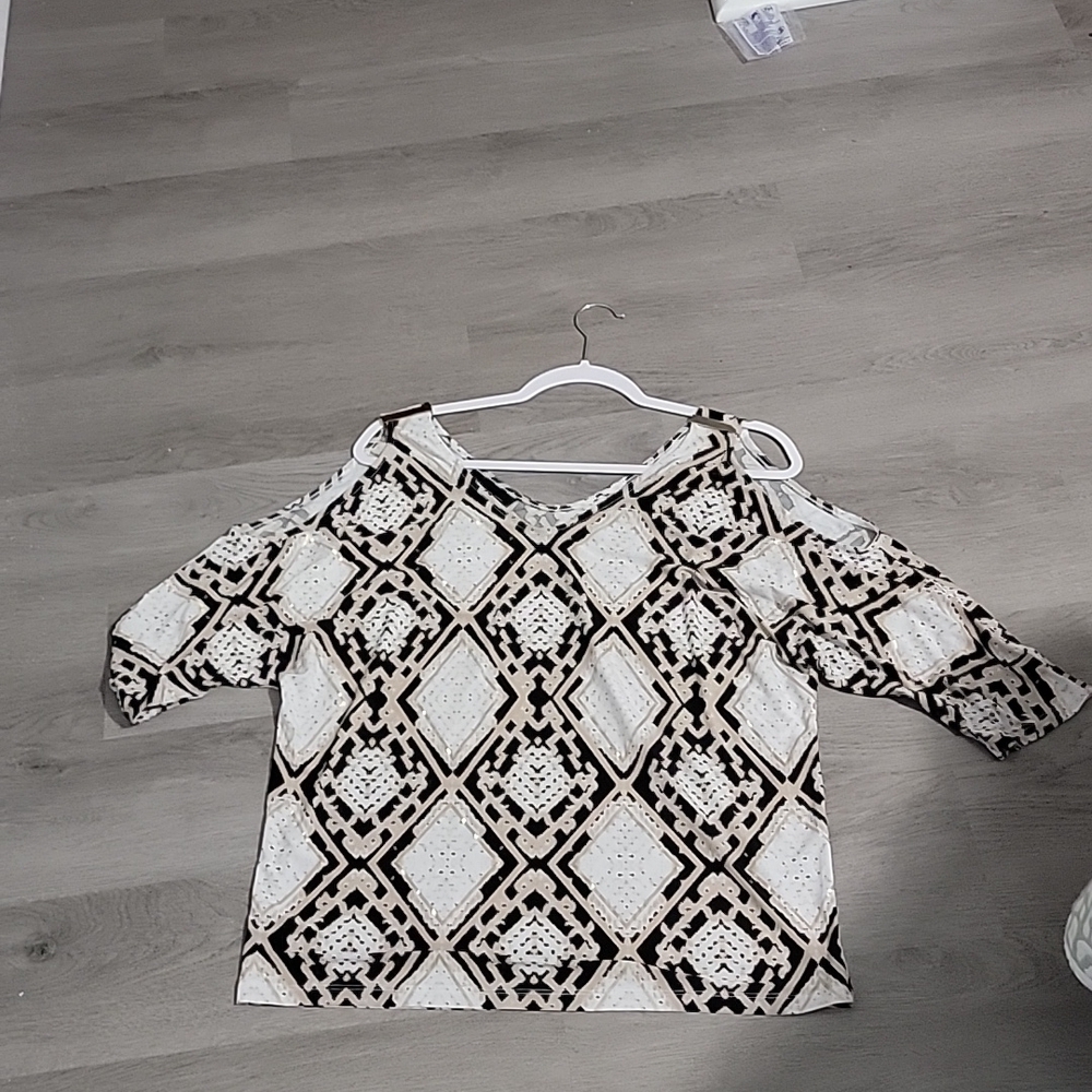 NWOT Cute Cold Shoulder V Neck Top With Gold Detailing